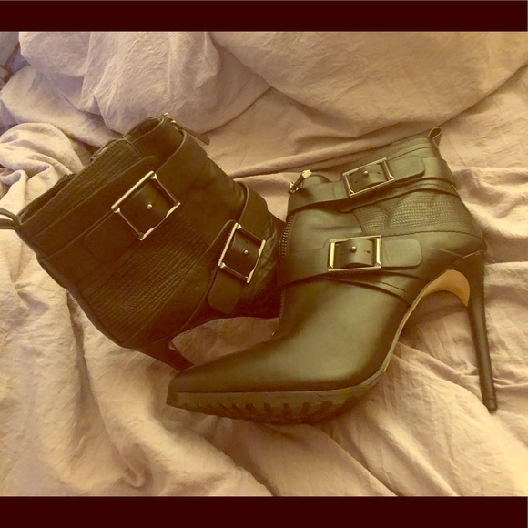 This bootie like new BCBCMAXAZRIA 81/2 M/381/2 - Picture 1 of 2